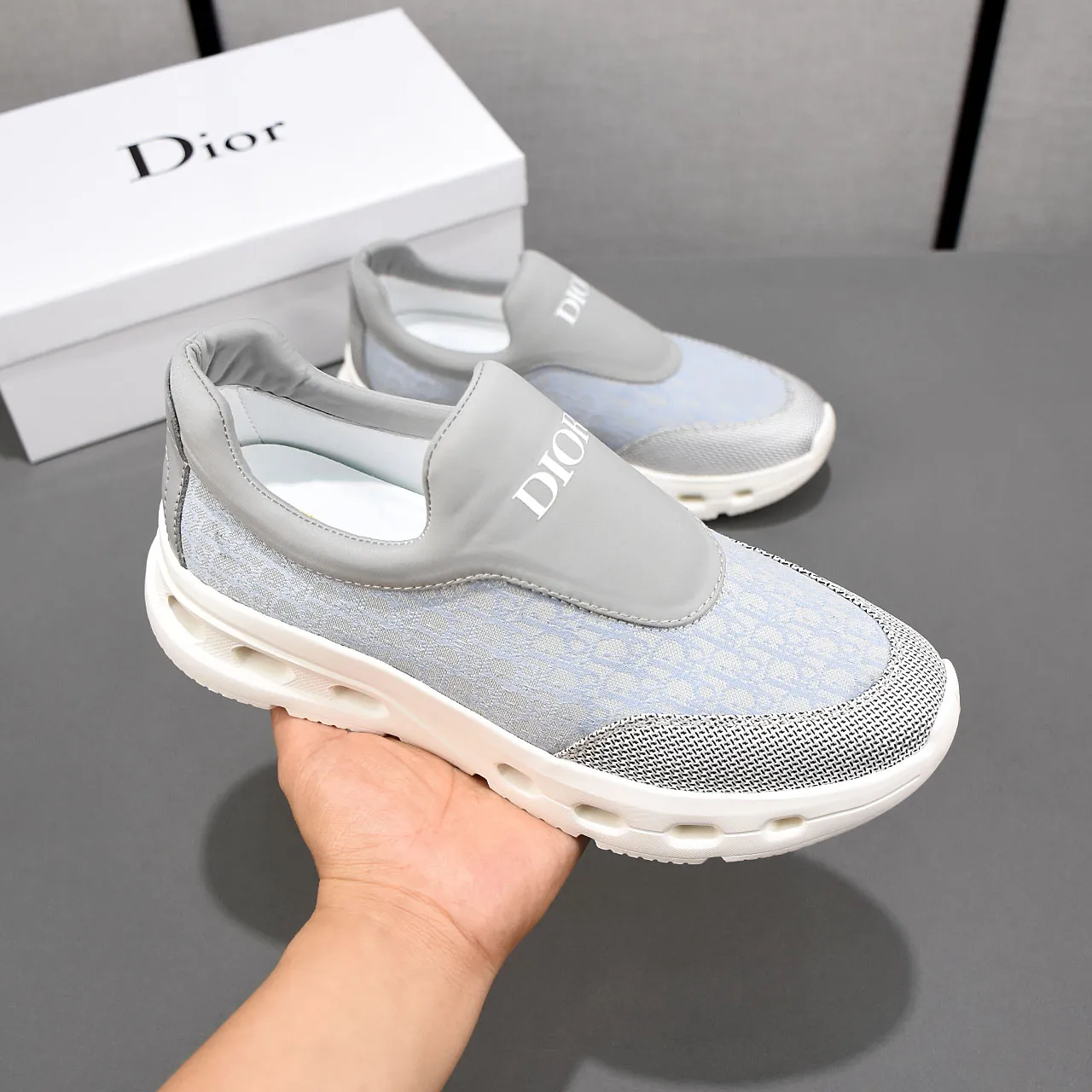 PP420🍒🍒🍒Dior's new 🆕low-cut casual sneakers, made of breathable mesh, with brand signature details on the shoe collar to enhance style. Fashionable and versatile, it can complement any look. With a sophisticated design that is both dynamic and modern, this new must-have shoe adds a new dimension to Dior's legacy, displaying modern elegance. Men's shoes 38-44 45🉑️customized